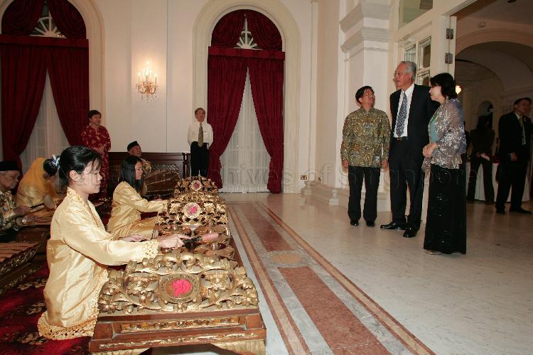 Senior Minister Goh Chok Tong (in suit) and his wife Tan Choo Leng watching the performance by Pachitan Gamelan Orchestra from Kampong Kembangan Community Club at the Istana Banquet Hall, where President S R Nathan hosted a state banquet for President Susilo Bambang Yudhoyono of Indonesia. The Indonesian President was on a two-day state visit to Singapore