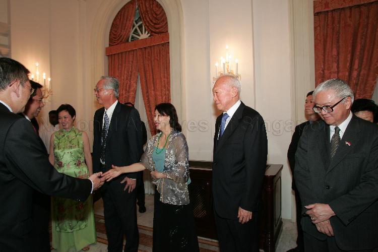 Tan Choo Leng, wife of Senior Minister Goh Chok Tong (third from right) greeting President Susilo Bambang Yudhoyono of Indonesia at the state banquet hosted by President S R Nathan at the Istana Banquet Hall. Also present were (from right) Deputy Prime Minister and Coordinating Minister for Security and Defence Dr Tony Tan Keng Yam, Minister Mentor Lee Kuan Yew, Senior Minister Goh Chok Tong and Madam Ho Ching, wife of Prime Minister and Minister for Finance Lee Hsien Loong. The Indonesian President was on a two-day state visit to Singapore
