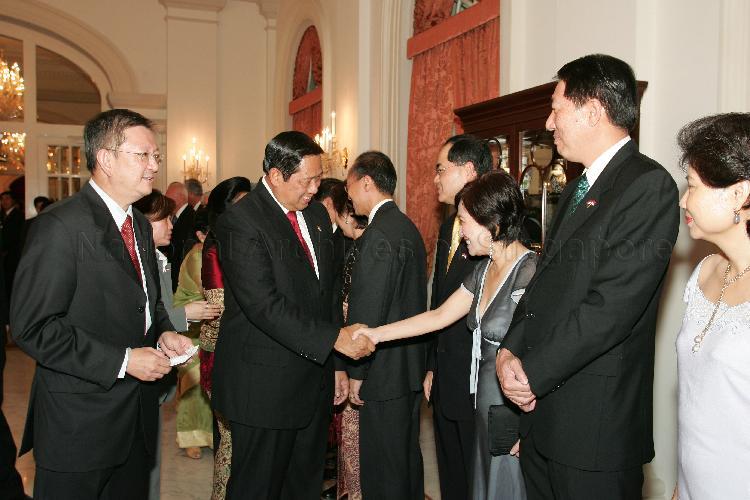 Mrs Lim Hng Kiang, wife of Minister for Trade and Industry Lim Hng Kiang, greeting President Susilo Bambang Yudhoyono of Indonesia at the state banquet hosted by President S R Nathan at the Istana Banquet Hall. Looking on were Minister for Defence Teo Chee Hean and his wife Chew Poh Yim (right). The Indonesian President was on a two-day state visit to Singapore