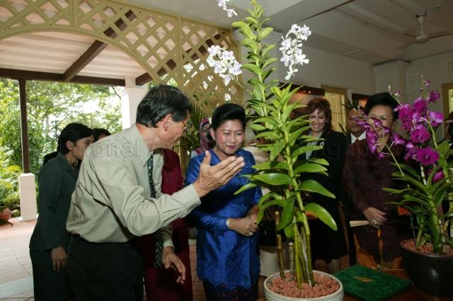 Director of Singapore Botanic Gardens Dr Chin See Chung briefing Mrs Ani Bambang Yudhoyono, who is in Singapore with President Susilo Bambang Yudhoyono of Indonesia for a two-day state visit, on new orchid hybrid to be named after her during visit to National Orchid Garden