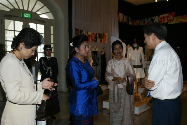 Director of Asian Civilisations Museum (ACM) Dr Kenson Kwok (right) briefing Mrs Ani Bambang Yudhoyono, who is in Singapore with President Susilo Bambang Yudhoyono of Indonesia for a two-day state visit, during her visit to ACM. On the left is Mrs Teo Chee Hean, wife of Minister for Defence.