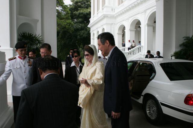 Bangladeshi Prime Minister (PM) Begum Khaleda Zia being welcomed by PM and Minister for Finance Lee Hsien Loong on arrival at Istana where a ceremonial welcome is to be held. The Bangladeshi PM was on an official visit to Singapore from 20 to 22 March.