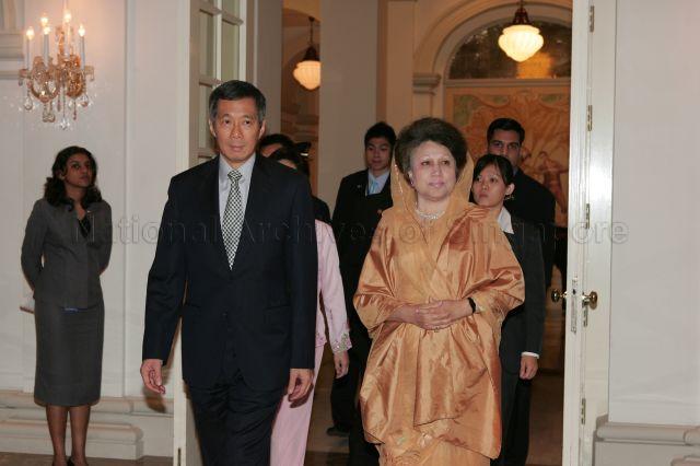 Bangladeshi Prime Minister (PM) Begum Khaleda Zia accompanied by PM and Minister for Finance Lee Hsien Loong entering the Istana Banquet Hall to attend dinner given in her honour. The Bangladeshi PM was on an official visit to Singapore from 20 to 22 March.