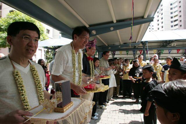 From left, Members of Parliament (MP) for Pasir Ris-Punggol Group Representation Constituency (GRC), Dr Michael Lim, Minister for Defence Teo Chee Hean and Acting Second Minister for Finance and Senior Minister of State for Foreign Affairs Raymond Lim with their souvenirs presented by members of the Silat Seni Gayong Pasak group. Applauding from fourth left are MPs for Pasir Ris-Punggol GRC Miss Penny Low and Charles Chong. Acting Second Minister for Finance and Senior Minister of State for Foreign Affairs Raymond Lim is on a community visit to Punggol Central cum official opening of Punggol Central football field.