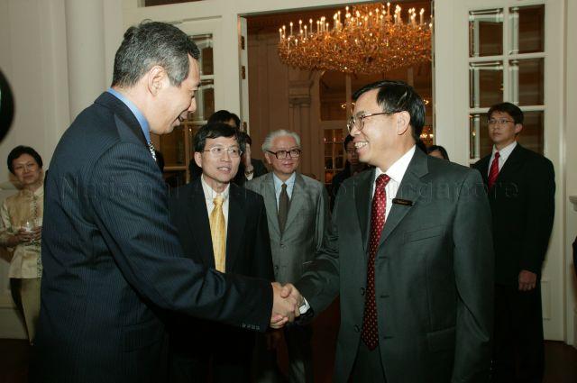 Prime Minister and Minister for Finance Lee Hsien Loong, who is Guest-of-Honour at the closing dinner of the eighth meeting of Economic Development Board (EDB)'s International Advisory Council (IAC) at the Istana, being introduced to EDB's IAC member Chairman and Chief Executive Officer of TCL Corporation Tomson Li Dongsheng by EDB Chairman Teo Ming Kian (second from left). Among those looking on is Deputy Prime Minister and Coordinating Minister for Security and Defence Dr Tony Tan Keng Yam (third from left), who is also Chairman of the IAC