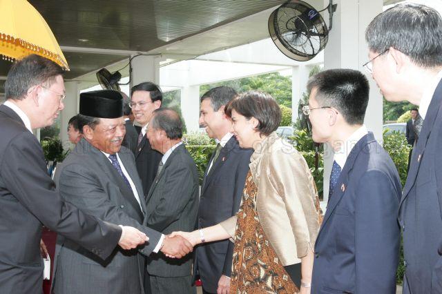 Ministry of Foreign Affairs Chief of Protocol Lim Cheng Hoe (left) introducing Madam Gouri Uppal, wife of High Commissioner of Singapore to Malaysia Ashok Kumar Mirpuri (fourth from right) to Yang Di-Pertuan Agong of Malaysia Tuanku Syed Sirajuddin (centre) in Kuala Lumpur during President and Mrs S R Nathan's five-day state visit to Malaysia from April 11- 15