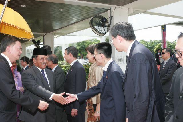 Ministry of Foreign Affairs Chief of Protocol Lim Cheng Hoe (left) introducing Deputy Secretary Policy, Ministry of Foreign Affairs, Andrew Tan Kok Kiong to Yang Di-Pertuan Agong of Malaysia Tuanku Syed Sirajuddin (centre) in Kuala Lumpur during President and Mrs S R Nathan's five-day state visit to Malaysia from April 11- 15
