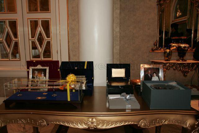 View of portraits of Yang Di-Pertuan Agong of Malaysia Tuanku Syed Sirajuddin, Raja Permaisuri Agong Tengku Fauziah (left) and President and Mrs S R Nathan (right) and souvenirs on a display table during the state banquet held in honour of President and Mrs S R Nathan at Istana Negara, Kuala Lumpur during their five-day state visit to Malaysia from April 11 - 15