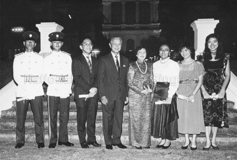 Group photograph of President Wee Kim Wee and Mrs Wee with President's Scholars, from left, Spencer Phua, Low Pat Chin, Wong Tien Yin, Sharon Snodgrass, Marion Chin and Karolyn Gin