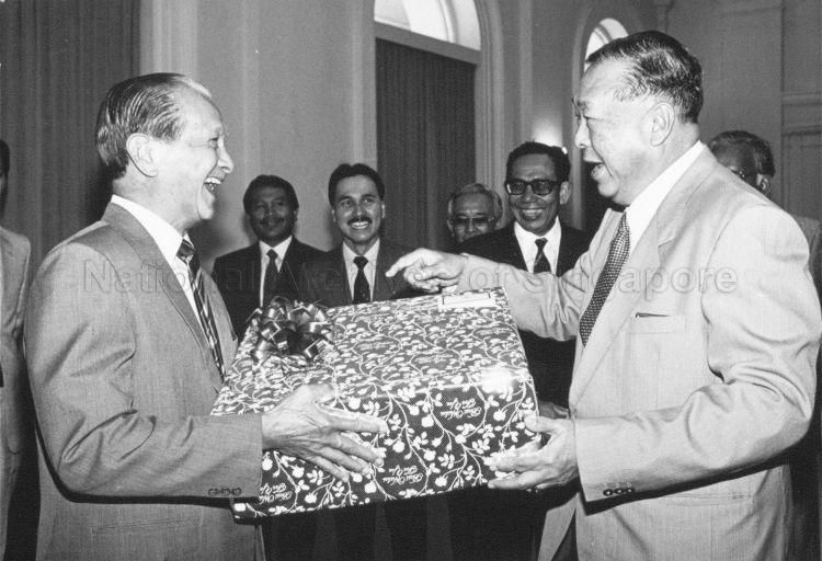 Sultan Salahuddin Abdul Aziz Shah of Selangor presenting gift to President Wee Kim Wee during coffee reception at Istana hosted in honour of the Sultan and his team of golfers who are in Singapore to play against the Singapore Golf Association in the Sultan's trophy match