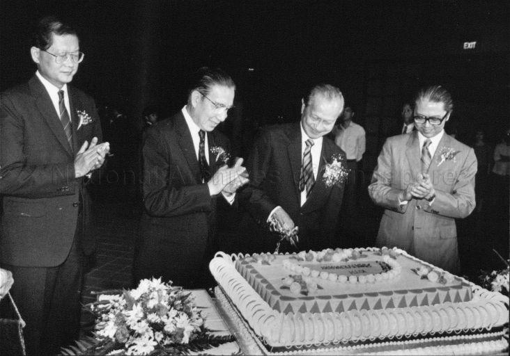 President Wee Kim Wee cutting the Science Centre's 10th Anniversary cake during opening of the Omni-Theatre at Singapore Science Centre, Jurong Town Hall Road. Looking on are from left, Minister of State for Education Tay Eng Soon, Singapore Science Centre Board Chairman Tan Keong Choon and Minister of Education Dr Tony Tan Keng Yam (right).