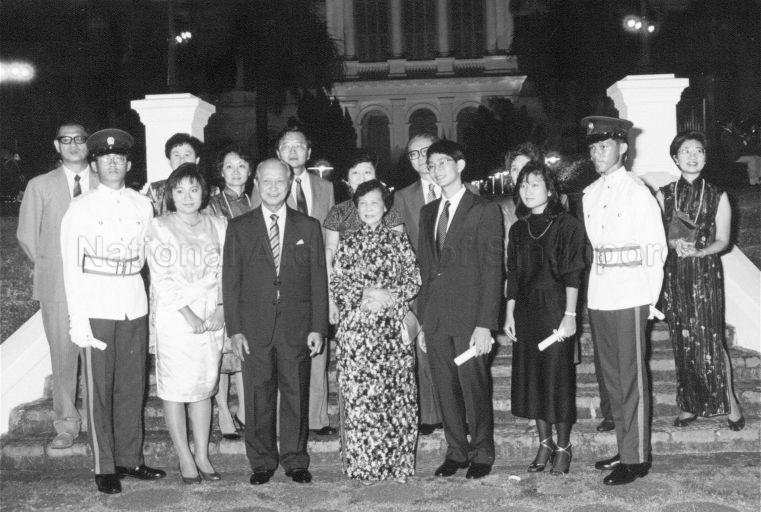 Group photograph of President and Mrs Wee Kim Wee taken with President Scholars and their parents. The President Scholars are, front row, from left, Teh Laik Woon, Goh Li Meng, Patrick Tan Boon Ooi, Valerie Thean Pik Yuen and Chan Chun Sing.