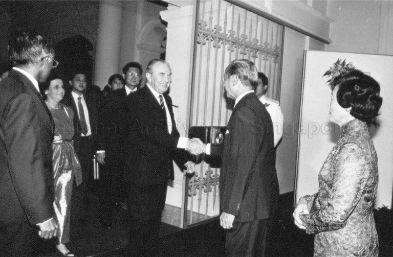 Israeli President Chaim Herzog (third from right) and wife Mrs Aura Herzog arriving for state dinner hosted by President and Mrs Wee Kim Wee at the Istana during the Israeli President's three-day visit to Singapore