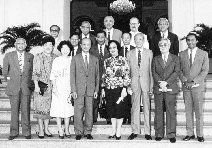 Group photograph of newly appointed Justices of Peace taken with President Wee Kim Wee during presentation of Warrants of Appointments at Istana. Front row from left, Syed Ali Redha Alsagoff, Mrs Julie Tan, Dr Chua Li Eng, President Wee, Mrs Betty Tai Yulin, Khoo Swee Poh, Koh Eng Kheng and Matthalaimony Nathan. Middle row from left, Chang Meng Teng, Haji Shafawi bin Ahmad, Chan Kai Yau. Back row from left, Loh Shu Cheow, Dr Ee Peng Liang, Robert Loh Choo Kiat, Brother Emmanuel, Lim Ewe Huat.