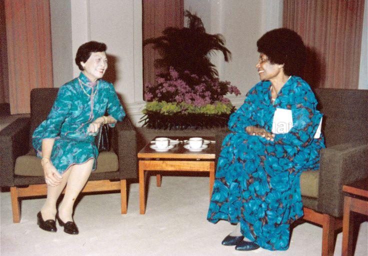 First Lady Mrs Wee Kim Wee with Mrs Vincent Eri (right), who is at Istana to pay a courtesy call on President and Mrs Wee with her husband, the Papua New Guinea Governor-General.