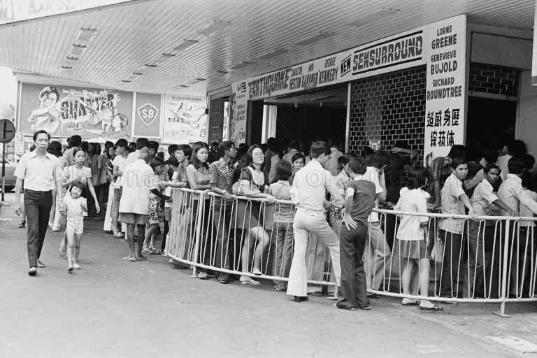 Crowds at Rex Cinema queuing for the film "Earthquake". It was the first film shown in Singapore that featured the new "Sensurround" sound effects that also sent vibrations through the cinema seats to simulate a real earthquake. 