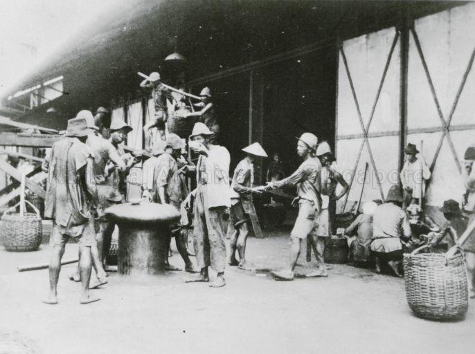 Chinese labourers employed to load coal upon HMAS Sydney (1) at Singapore wharf
