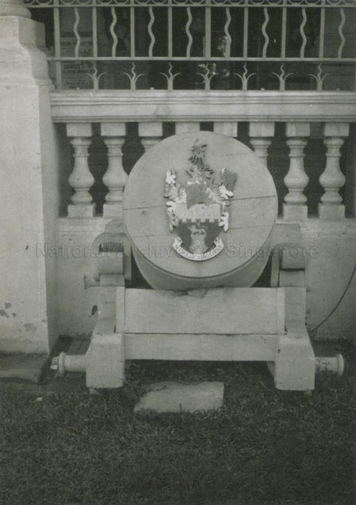 Picture of the Municipal Coat of Arms which was assigned to the City of Singapore in 1948.