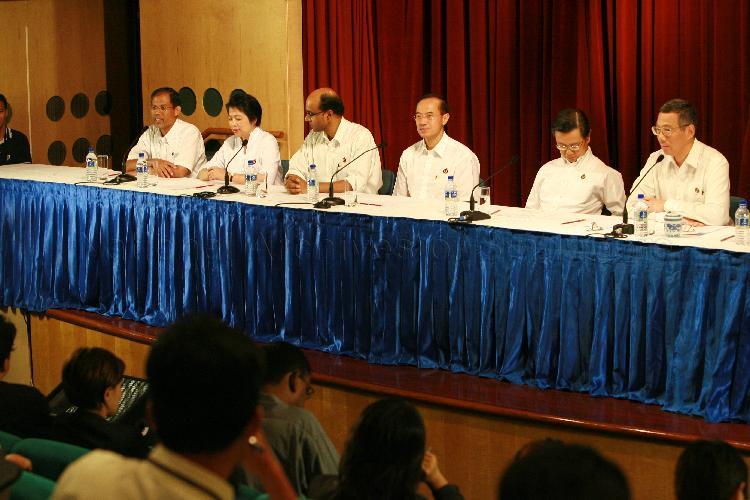 Elected People's Action Party (PAP) Members of Parliament (from right) Lee Hsien Loong of Ang Mo Kio Group Representation Constituency (GRC), Wong Kan Seng of Bishan-Toa Payoh GRC, George Yeo Yong-Boon of Aljunied GRC, Tharman Shanmugaratnam of Jurong GRC, Mrs Lim Hwee Hua of Aljunied GRC and Masagos Zulkifli bin Masagos Mohamad of Tampines GRC holding post-election press conference at Treasury Building