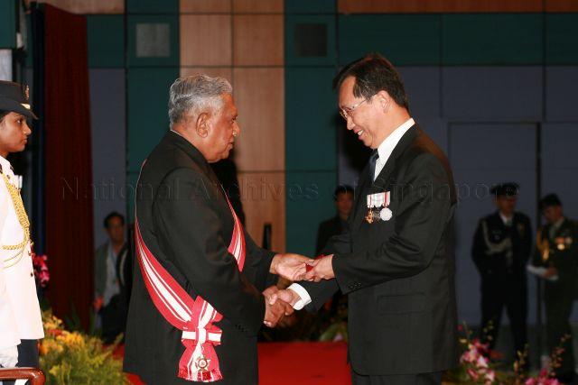 Taken at: Investiture of the 2006 National Day Awards at Suntec City Pictured: Guest-of-Honour President S R Nathan and recipient of the Public Administration Medal (Gold) (Bar) and High Commissioner of Singapore to Brunei Koh Kok Hong Joseph