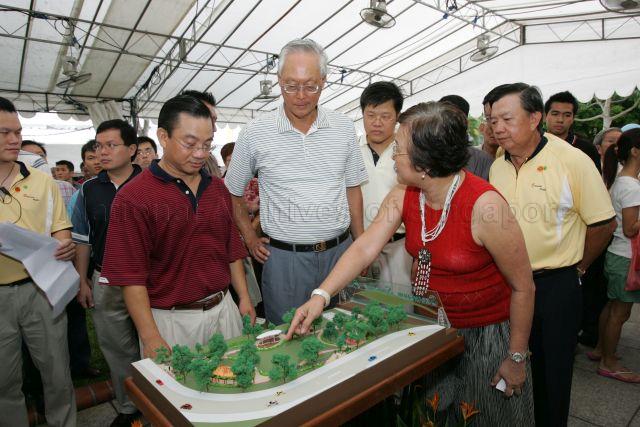 Taken at: Braddell Heights Town Day at the Amphitheatre next to Blk 263, Serangoon Central Drive Pictured: Guest-of-Honour Senior Minister Goh Chok Tong, Member of Parliament for Marine Parade GRC Seah Kian Peng and Member of Parliament for Marine Parade GRC Dr Ong Seh Hong