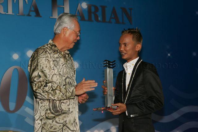 Taken at: Presentation of the Berita Harian Achiever of the Year Award 2007 at the Ritz Carlton Millenia Singapore Pictured: Guest-of-Honour Senior Minister Goh Chok Tong and London-based Singaporean fashion designer and Berita Harian's Achiever of the Year award recipient Ashley Isham