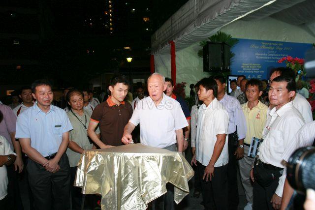 Taken at: Tanjong Pagar GRC Tree Planting Day 2007 and Launch of Alexandra Canal Linear Park and Queenstown Heritage Book at Alexandra Park Connector (Beside Queenstown Primary School) Pictured: Guest of Honour Minister Mentor Lee Kuan Yew and Member of Parliament for Tanjong Pagar GRC Baey Yam Keng