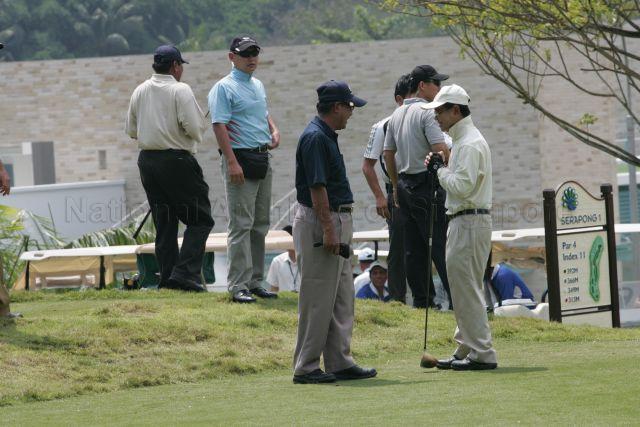 Taken at: Golf game hosted by Senior Minister Goh Chok Tong for Cambodian Prime Minister Hun Sen at Sentosa Golf Course Pictured: Deputy Prime Minister and Minister for Home Affairs Wong Kan Seng and Cambodian Prime Minister Hun Sen