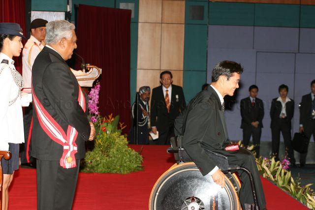 President S R Nathan And Marathoner Dr William Tan Kian Meng