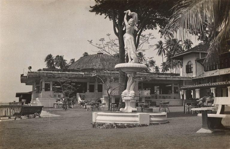 The Sea View Hotel, off Meyer Road, which opened in 1906. A fountain (centre) with a neo-Classical statue was the main centre-piece of the outdoor beer garden of the hotel.