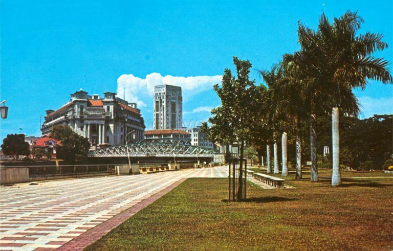 Queen Elizabeth Walk, Singapore, with Anderson Bridge, Fullerton Building (left) and Bank of China in the background 
