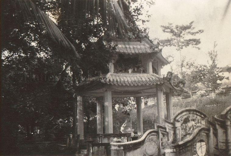 Haw Par Villa, also known as Tiger Balm Gardens, was built on a hill in Pasir Panjang, surrounded by unique gardens depicting Chinese mythology, by Aw Boon Haw for his younger brother Aw Boon Par in 1937