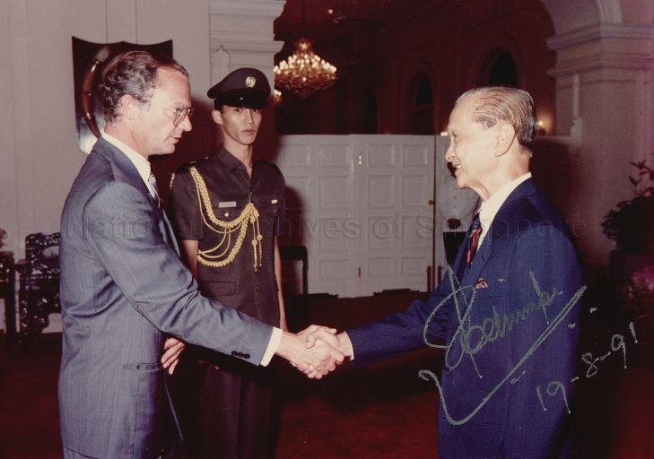 President Wee Kim Wee welcoming King Carl XVI Gustaf of Sweden to dinner at the Istana. The King is visiting Singapore in his capacity as Honorary President of the World Scout Foundation and Patron of the Baden-Powell World Fellowship. Looking on is Aide-de-Camp to the President Captain Alfred Goh.