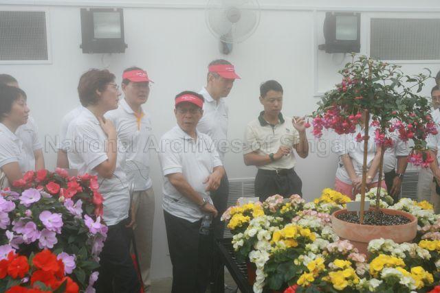 Taken at: Official opening of two pedestrian bridges - Henderson Waves and Alexandra Arch at Southern Ridges and the Horticulture Park (HortPark) off Alexandra Road Pictured: Guest-of-Honour Prime Minister Lee Hsien Loong, Minister for National Development Mah Bow Tan, Minister for Trade and Industry Lim Hng Kiang, and Assistant Chief Executive Officer of National Parks Board Kenneth Er