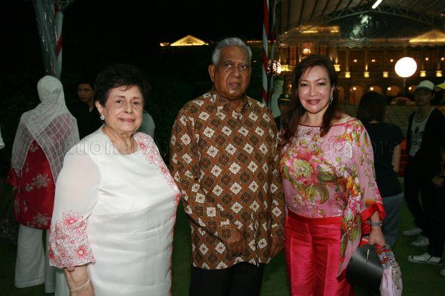 President and Mrs S R Nathan posing for photograph with a guest at National Day reception hosted by them at the Istana