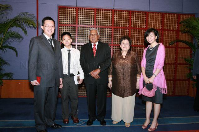 Group photograph of President and Mrs S R Nathan with Permanent Secretary to Ministry of Manpower and recipient of Public Administration Medal (Gold) Leo Yip Seng Cheong and his family during investiture of National Day awards at Suntec City