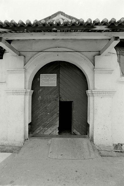Entrance to Masjid Omar Kampong Melaka (Omar Kampong Malacca Mosque) at Keng Cheow Street, the first mosque to be built in Singapore