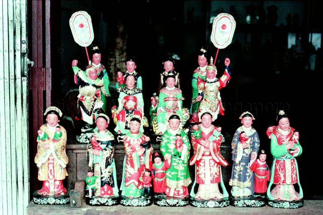 Work of deity carver Ng Say Tian at Club Street - The front row of carvings are some of the 12 Spiritual Nannies, also known as Shi Er (twelve) Po Jie or Shi Er (twelve) Nai Niang who are the assistants of Zhu Sheng Niang Niang, the Goddess of Birth
