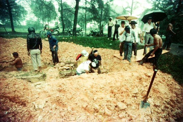 Exhumation of Jewish graves at Orchard Road cemetery for re-interment at Choa Chu Kang