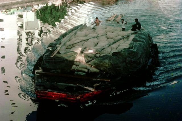 Bum boat loaded with cargo along Singapore River