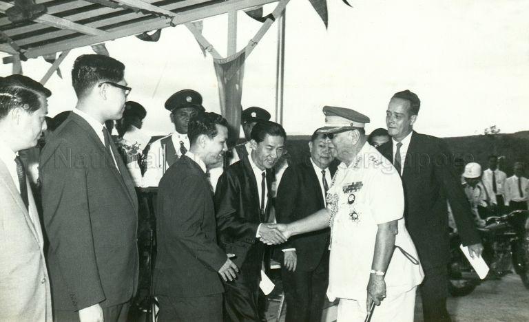Officials and dignitaries welcoming Sultan Ismail Al-Khalidi ibni Ibrahim Al-Masyhur of Johore upon his arrival at the opening ceremony of the Sultan Ismail Waterworks, Scudai