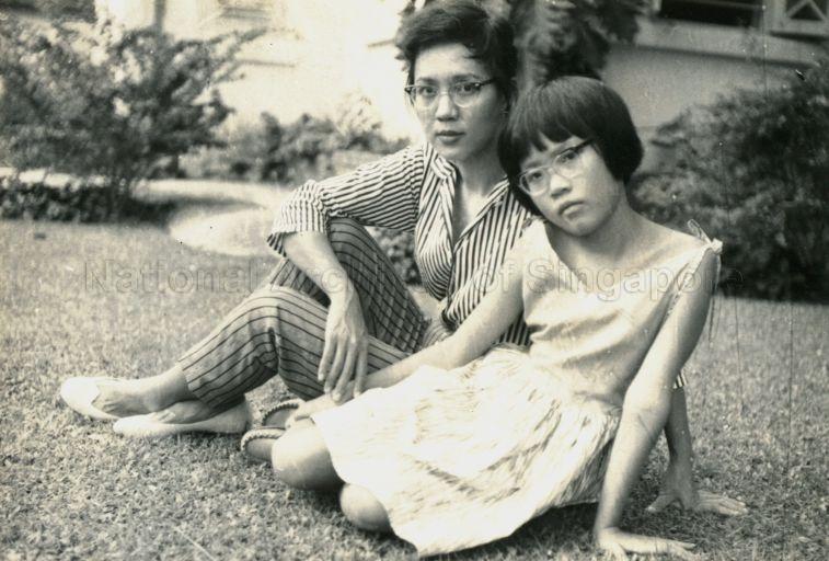 Eunice Lim Ee Jin (daughter of Walter Lim Kho Leng, third son of Dr Lim Boon Keng) with her daughter, Suzanne Low