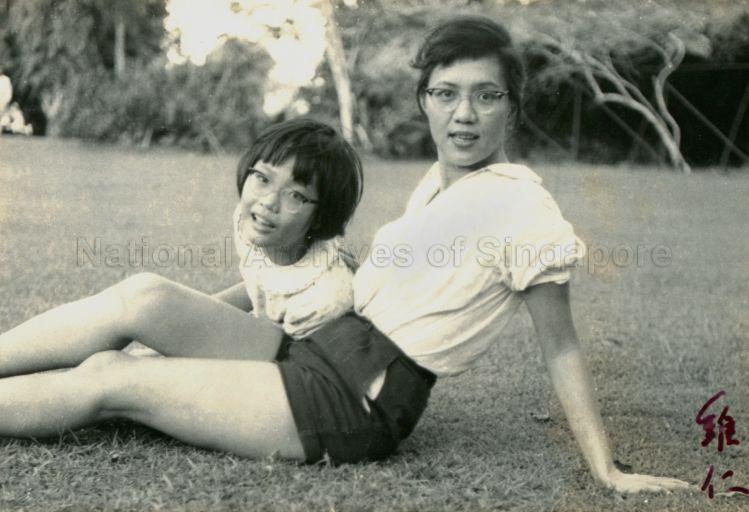 Eunice Lim Ee Jin (daughter of Walter Lim Kho Leng, third son of Dr Lim Boon Keng) with her daughter, Suzanne Low