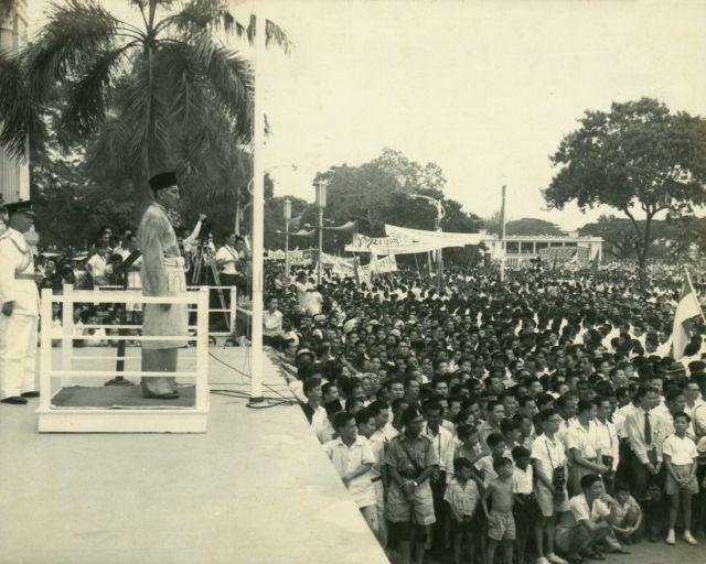 Newly-installed Yang Di-Pertuan Negara Yusof Ishak addressing the crowd in front of City Hall