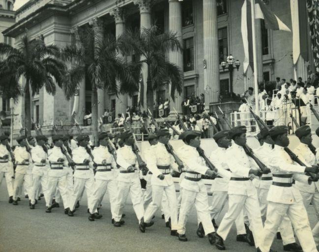 Marchpast by Singapore Infantry Regiment (SIR) in front of City Hall, at Installation Ceremony of Yang Di-Pertuan Negara Yusof Ishak