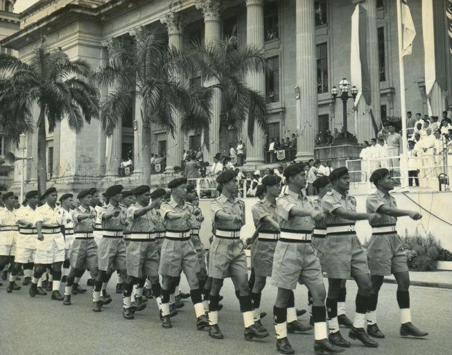 Marchpast by Singapore Police Force in front of City Hall, at Installation Ceremony of Yang Di-Pertuan Negara Yusof Ishak