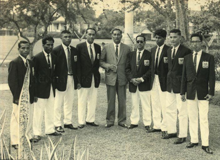 Group photo of Yang Di-Pertuan Negara Yusof Ishak with members of the Singapore contingent to the Southeast Asian Peninsular (SEAP) Games
