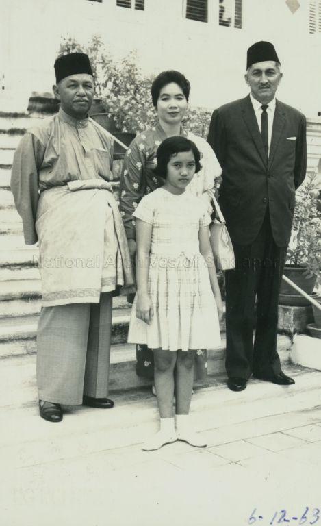 Yang Di-Pertuan Negara Yusof Ishak, Puan Noor Aishah and their youngest child, Zuriana Yusof, posing with Tun Haji Abdul Malek, Governor of Malacca, at Seri Melaka