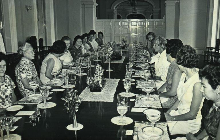 Puan Noor Aishah hosting a farewell luncheon for Lady Twiss, wife of the Commander of the Far East Fleet, at the Istana