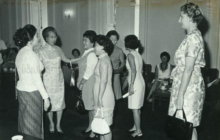 Puan Noor Aishah hosting helpers of the Chinese Women's Association exhibition to tea at the Istana